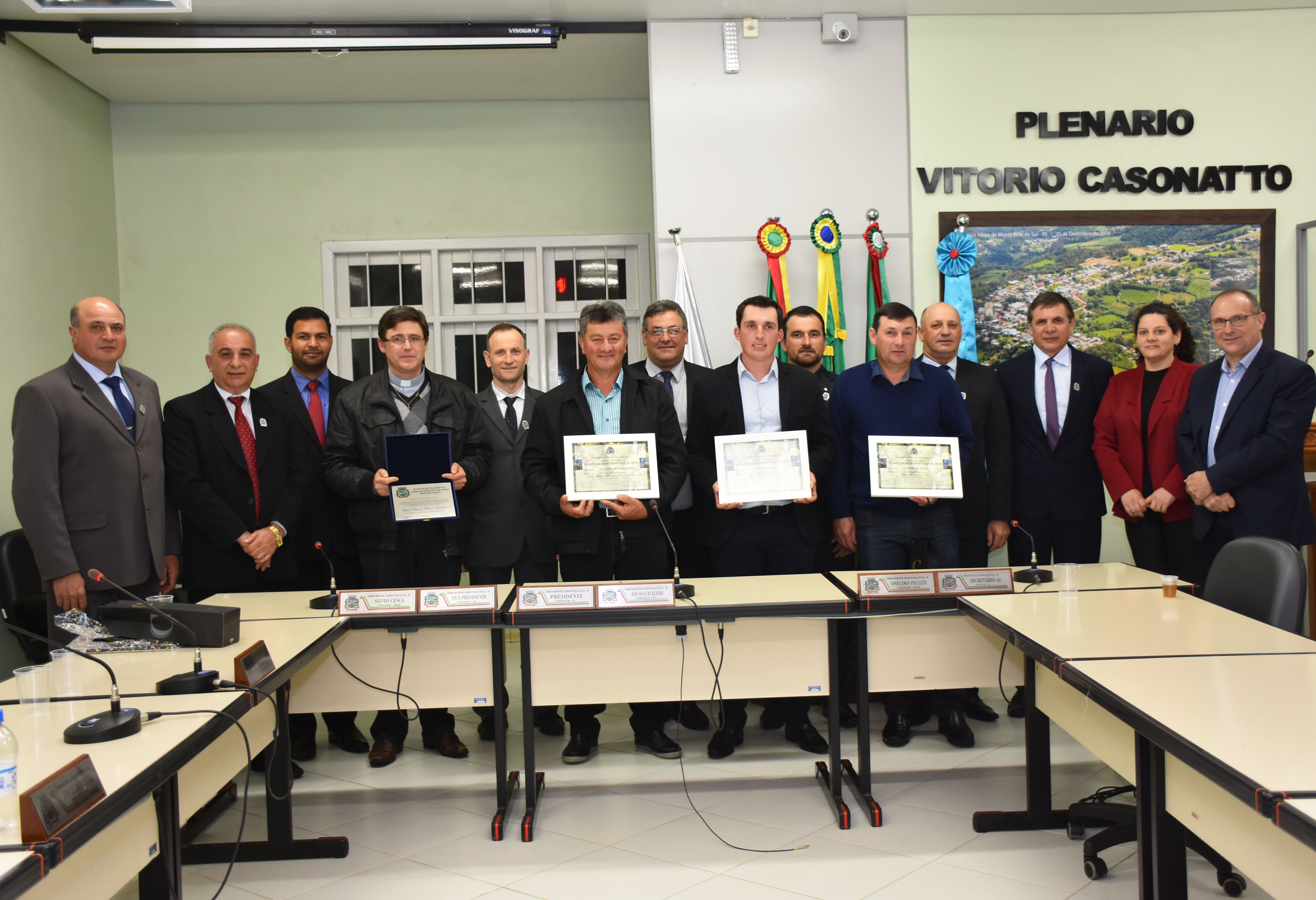Câmara de Monte Belo de presta homenagens aos Agricultores Destaque e ao padre Vinicius Fedrizzi Caberlon