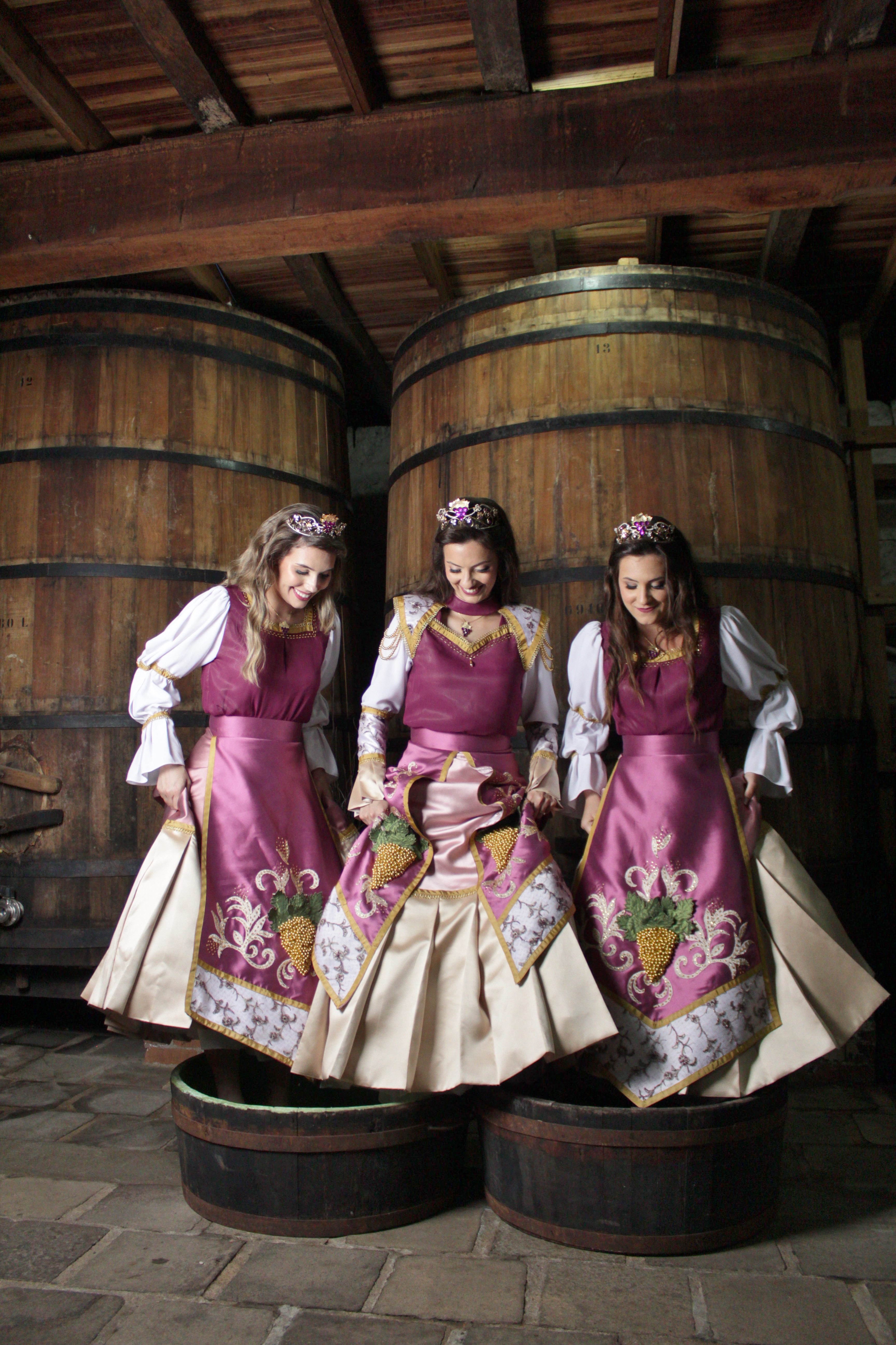    Pisa de uva coletiva será atração na Festa de Abertura da Vindima de Monte Belo do Sul