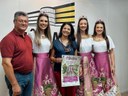  Presidente Luciano Bombassaro e corte da 8ª Festa da Abertura da Vindima de Monte Belo do Sul convida a presidente Marisol Santos para o evento 