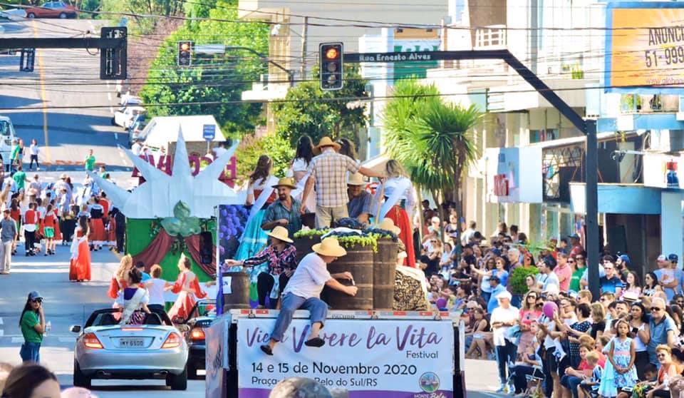 Vereador participa do desfile da 14ª Fenavindima em Flores da Cunha