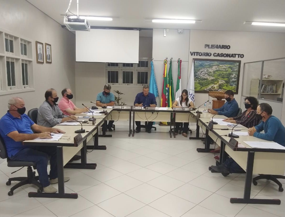 Vereadores aprovam projeto que autoriza contratação emergencial de um operador de máquina 